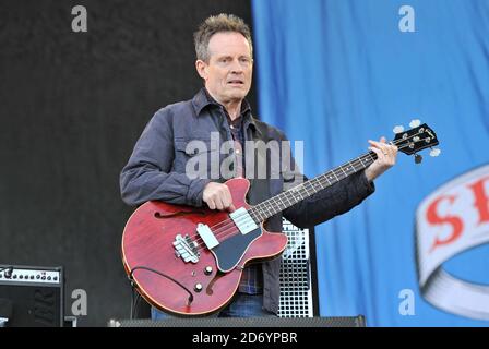 John Paul Jones se produit avec Seasick Steve au Festival de l'île de Wight, au parc Seaclose de Newport. Banque D'Images