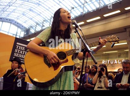 Nerina Pallot se produit à la gare de St Pancras à Londres, dans le cadre de la série de concerts des sessions d'été. Banque D'Images