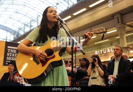 Nerina Pallot se produit à la gare de St Pancras à Londres, dans le cadre de la série de concerts des sessions d'été. Banque D'Images