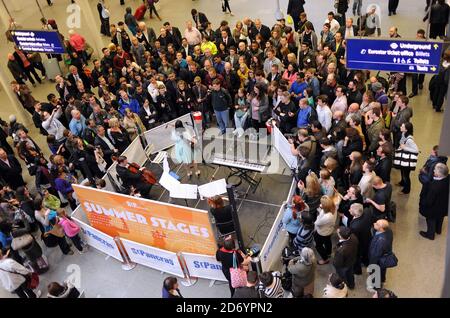 Nerina Pallot se produit à la gare de St Pancras à Londres, dans le cadre de la série de concerts des sessions d'été. Banque D'Images