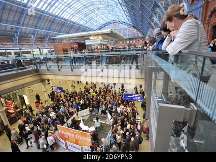 Nerina Pallot se produit à la gare de St Pancras à Londres, dans le cadre de la série de concerts des sessions d'été. Banque D'Images