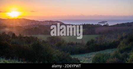 Lever de soleil sur les champs de Torquay à Devon en Angleterre en Europe. Banque D'Images