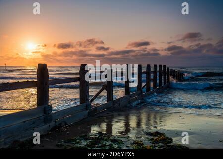 Lever du soleil sur la plage de Dawlish Warren à Devon, en Angleterre, en Europe. Banque D'Images