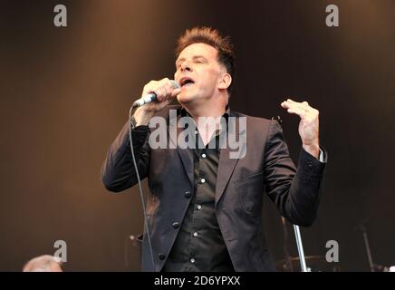 Ricky Ross et Lorraine McIntosh de Deacon Blue se produit au Cornbury Festival, au Great TEW, dans l'Oxfordshire. Banque D'Images