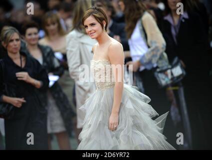 Emma Watson arrive à la première mondiale de Harry Potter et de la Deathly Hallows partie 2, à Trafalgar Square, dans le centre de Londres. Banque D'Images