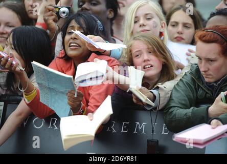 Atmosphère à la première mondiale de Harry Potter et de la Deathly Hallows partie 2, à Trafalgar Square, dans le centre de Londres. Banque D'Images