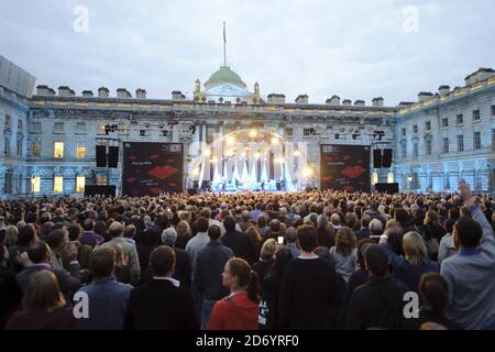 Blondie se produit à Somerset House, dans le centre de Londres, dans le cadre de la série estivale de concerts. Banque D'Images