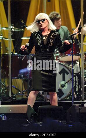 Debbie Harry de Blondie se produit à Somerset House, dans le centre de Londres, dans le cadre de la série estivale de concerts. Banque D'Images