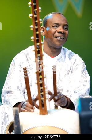 Toumani Diabaté d'Afro Cubisme se présentant au festival Womad à Charlton Park, Wiltshire. Banque D'Images
