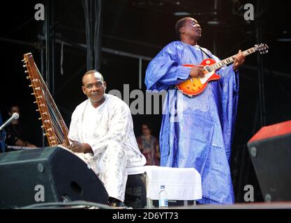 Toumani Diabaté (l) et Djelimady Tounkara, d'Afro Cubisme, se présentant au festival Womad de Charlton Park, Wiltshire. Banque D'Images