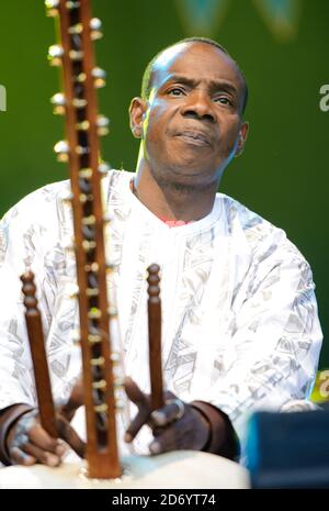 Toumani Diabaté d'Afro Cubisme se présentant au festival Womad à Charlton Park, Wiltshire. Banque D'Images