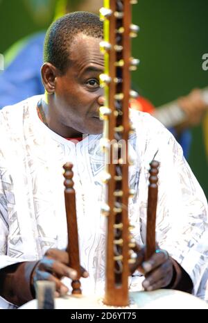 Toumani Diabaté d'Afro Cubisme se présentant au festival Womad à Charlton Park, Wiltshire. Banque D'Images