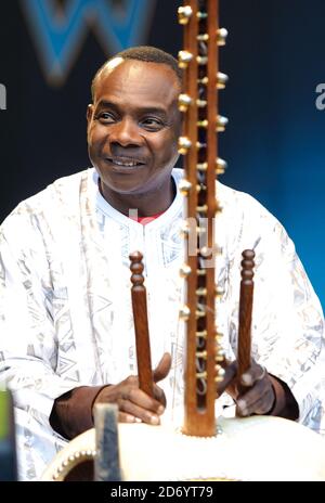 Toumani Diabaté d'Afro Cubisme se présentant au festival Womad à Charlton Park, Wiltshire. Banque D'Images