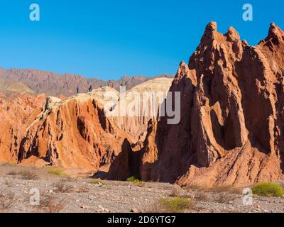 Quebrada de las Conchas également appelé Quebrada de Cafayate. Un canyon avec des formations rocheuses colorées créé par Rio de las Conchas. Amérique du Sud, argent Banque D'Images