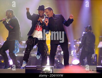 Marlon Jackson sur scène avec JB de JLS au concert hommage Michael Forever Michael Jackson, qui s'est tenu au Millennium Stadium de Cardiff, pays de Galles. Banque D'Images