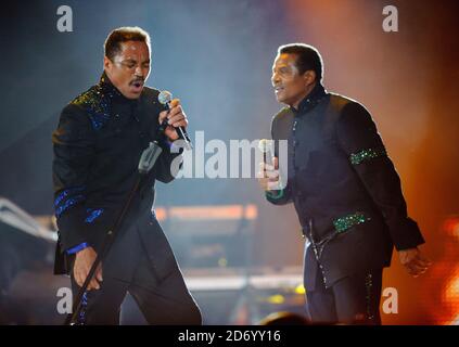 Marlon et Tito Jackson en scène au concert hommage Michael Forever Michael Jackson, qui s'est tenu au Millennium Stadium de Cardiff, au pays de Galles. Banque D'Images