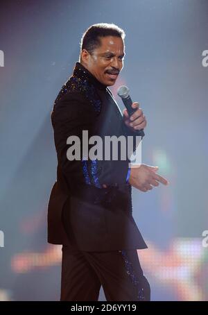 Marlon Jackson en scène au concert hommage Michael Forever Michael Jackson, qui s'est tenu au Millennium Stadium de Cardiff, au pays de Galles. Banque D'Images