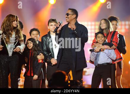 Des membres de la famille Jackson, dont (l-r) Laytoya, Blanket, Prince Michael JR, Marlon et Paris, sur scène au concert hommage Michael Forever Michael Jackson, qui s'est tenu au Millennium Stadium de Cardiff, pays de Galles. Banque D'Images