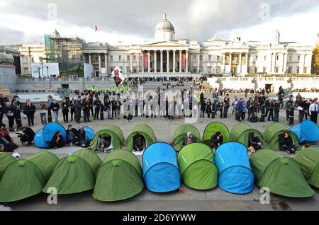 Les manifestants s'éloignent des manifestants étudiants d'aujourd'hui pour occuper Trafalgar Square dans le centre de Londres, avant que la police n'ait nettoyé la zone en arrêtant les manifestants qui ont refusé de déménager. Banque D'Images