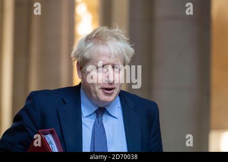 Londres, Royaume-Uni. 20 octobre 2020. Boris Johnson, député Premier ministre quitte une réunion du Cabinet au Bureau des affaires étrangères et du Commonwealth de Londres. Crédit : Ian Davidson/Alay Live News Banque D'Images