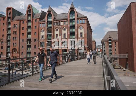 Hambourg, Allemagne - 22 mai 2017 : personnes traversant le pont et profitant d'une journée ensoleillée dans la ville de Hafen à Hambourg en Allemagne Banque D'Images