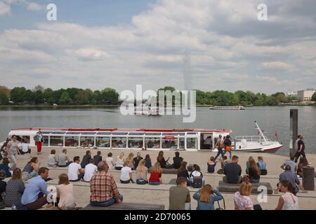 Hambourg, Allemagne - 22 mai 2017 : les gens qui apprécient la journée d'été au bord du lac Binnenalster à Hambourg. Avec 1.7 millions de personnes Hambourg est la 2ème plus grande ville i Banque D'Images