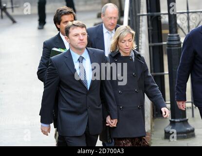 Gerry et Kate McCann arrivent à l'enquête Leveson, à la haute Cour du centre de Londres. Banque D'Images