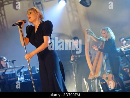 Goldfrapp se présente à l'église St John's à Hackney, dans l'est de Londres, dans le cadre des sessions Little Noise en aide à Mencap. Banque D'Images