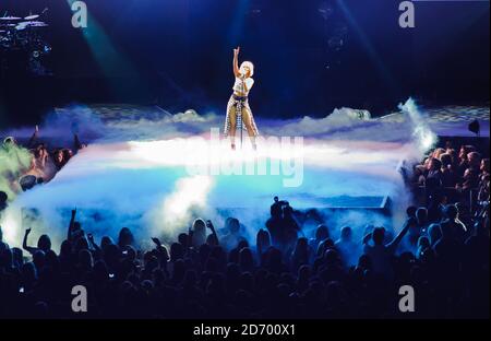 Rihanna se présente au Capital FM Jingle Bell ball, à l'O2 Arena, dans l'est de Londres. Banque D'Images