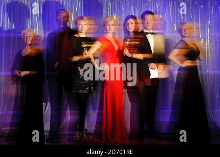 Employés Laura Burks (à gauche) et Gemma Keegan (à droite) photographiés avec les statues des lauréats Judi Dench, Morgan Freeman, Kate Winslet, TM Hanks et Dame Helen Mirren lors de l'ouverture de la fête de la saison des récompenses à Madame Tussauds à Londres. Banque D'Images