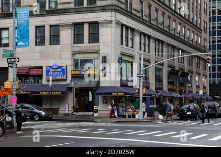 NEW YORK, NY, États-Unis - 26 AVRIL 2017 : bâtiment avec magasin Amish Market situé à West Broadway et à l'angle de Murray Street sur Lower Manhattan. Banque D'Images