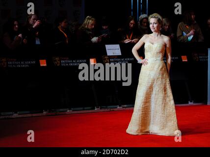 Gillian Anderson arrive pour les Orange British Academy film Awards 2012 à l'Opéra Royal, Bow Street, Londres Banque D'Images