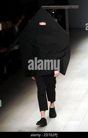 Un modèle porte une création de Craig Green au Central St Martins Fahion Show, qui s'est tenu au centre de la BFC à Somerset House, dans le cadre de la London Fashion week. Banque D'Images