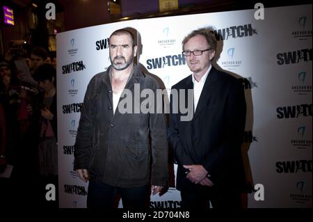 Eric Cantona et le directeur Frederic Schoendoerffer arrivent pour la première de Switch, à Cineworld Haymarket, dans le centre de Londres. Banque D'Images