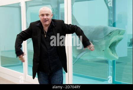 L'artiste Damien Hirst a photographié devant son œuvre l'impossibilité physique de la mort dans l'esprit de quelqu'un vivant, un requin préservé au formaldéhyde, lors de son exposition rétrospective à la Tate Modern Gallery de Londres. Banque D'Images