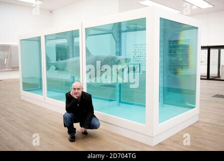 L'artiste Damien Hirst a photographié devant son œuvre l'impossibilité physique de la mort dans l'esprit de quelqu'un vivant, un requin préservé au formaldéhyde, lors de son exposition rétrospective à la Tate Modern Gallery de Londres. Banque D'Images