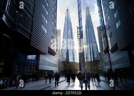 Vue générale du gratte-ciel de Shard au coucher du soleil dans le centre de Londres. Banque D'Images