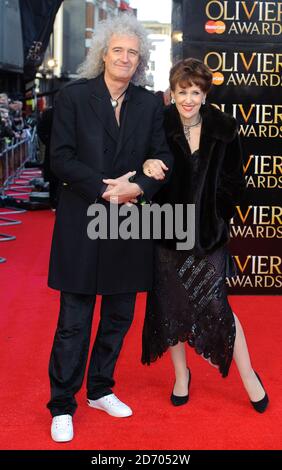 Brian May et Anita Dobson arrivent aux Olivier Awards, à l'Opéra royal du centre de Londres. Banque D'Images