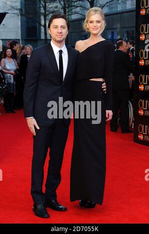 Zach Braff et Taylor Bagley arrivent aux Olivier Awards, à l'Opéra royal du centre de Londres. Banque D'Images