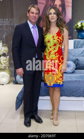 Shane Warne et Liz Hurley photographiés dans House of Fraser, dans le centre commercial Westfield, dans l'ouest de Londres, pour promouvoir sa nouvelle collection pour la maison pour le magasin. Banque D'Images