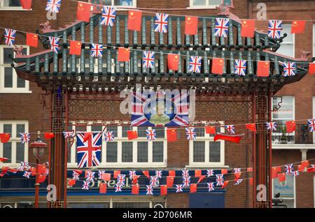 Les drapeaux anglais et chinois marquent le jubilé de diamant de la Reine, dans le quartier chinois du centre de Londres. Banque D'Images