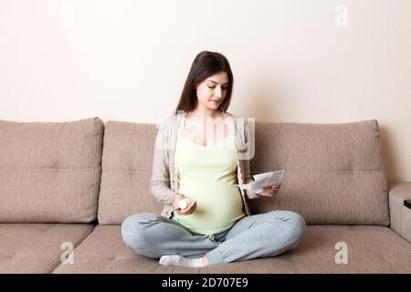 Femme enceinte lecture instructions pour les pilules prescrites, concept de soins de santé, médecine pendant la grossesse. Banque D'Images