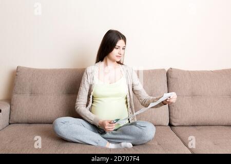 Femme enceinte lecture instructions pour les pilules prescrites, concept de soins de santé, médecine pendant la grossesse. Banque D'Images