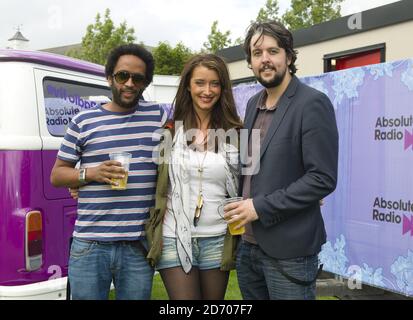 La présentatrice Sarah Championne interview Elbow dans la zone des coulisses de Absolute radio, au festival de l'île de Wight, au parc Seaclose. Banque D'Images