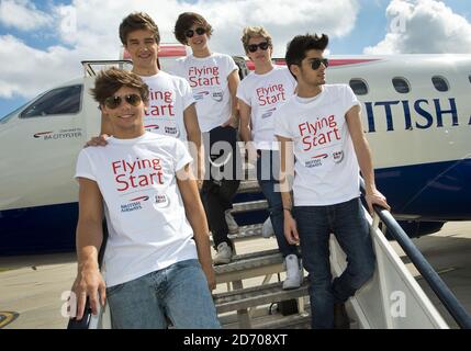 Une direction (l-r Louis Tomlinson, Liam Payne, Harry Styles, Niall Horan et Zayn Malik) photographiée avant de monter à bord du vol BA1D - un vol charter privé de Londres à Manchester, organisé par le groupe pour les gagnants du concours, qui a permis de recueillir 50,000 000 £ pour Flying Start - partenariat caritatif de British Airways avec Comic relief. Banque D'Images