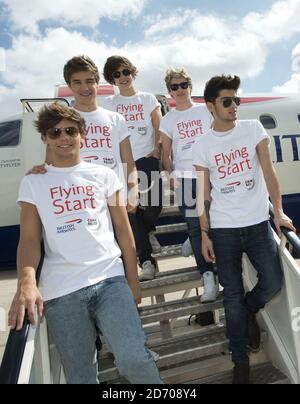 Une direction (le r Louis Tomlinson, Liam Payne, Harry Styles, Niall Horan et Zayn Malik) photographiée avant de monter à bord du vol BA1D - un vol charter privé de Londres à Manchester, organisé par le groupe pour les gagnants du concours, qui a permis de recueillir 50,000 £ pour Flying Start - partenariat caritatif de British Airways avec Comic relief. Banque D'Images