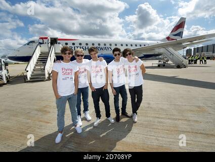 Une direction (l-r Louis Tomlinson, Niall Horan, Liam Payne, Zayn Malik et Harry Styles) photographiée avant de monter à bord du vol BA1D - un vol charter privé de Londres à Manchester, organisé par le groupe pour les gagnants du concours, qui a recueilli 50,000 000 £ pour Flying Start - partenariat caritatif de British Airway avec Comic relief. Banque D'Images