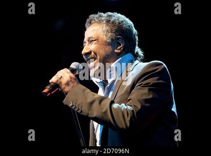 Khaled se présente au festival Womad, au parc de Charlton, dans le Wiltshire. Banque D'Images