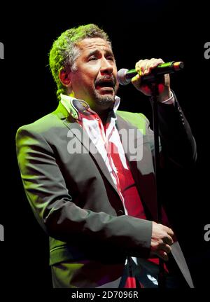 Khaled se présente au festival Womad, au parc de Charlton, dans le Wiltshire. Banque D'Images