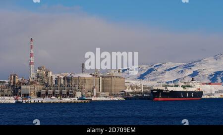 Hammerfest, Norvège - 03/02/2019: Gros plan de l'ancrage des navires-citernes sur le plus grand site européen de gaz naturel liquéfié (GNL) sur l'île Melkøya. Banque D'Images